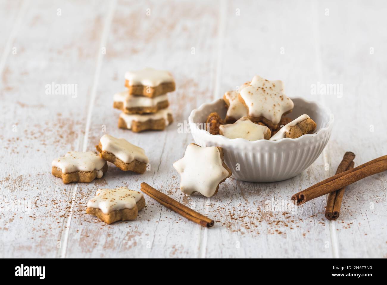 Biscuits de Noël aux étoiles de cannelle sur une table en bois blanc Banque D'Images