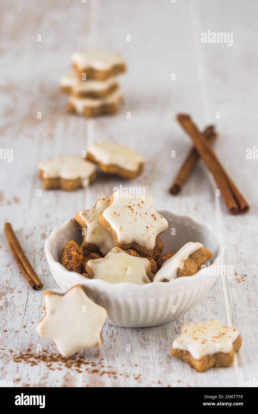 Biscuits aux étoiles de cannelle de Noël sur une table en bois blanc, verticale Banque D'Images