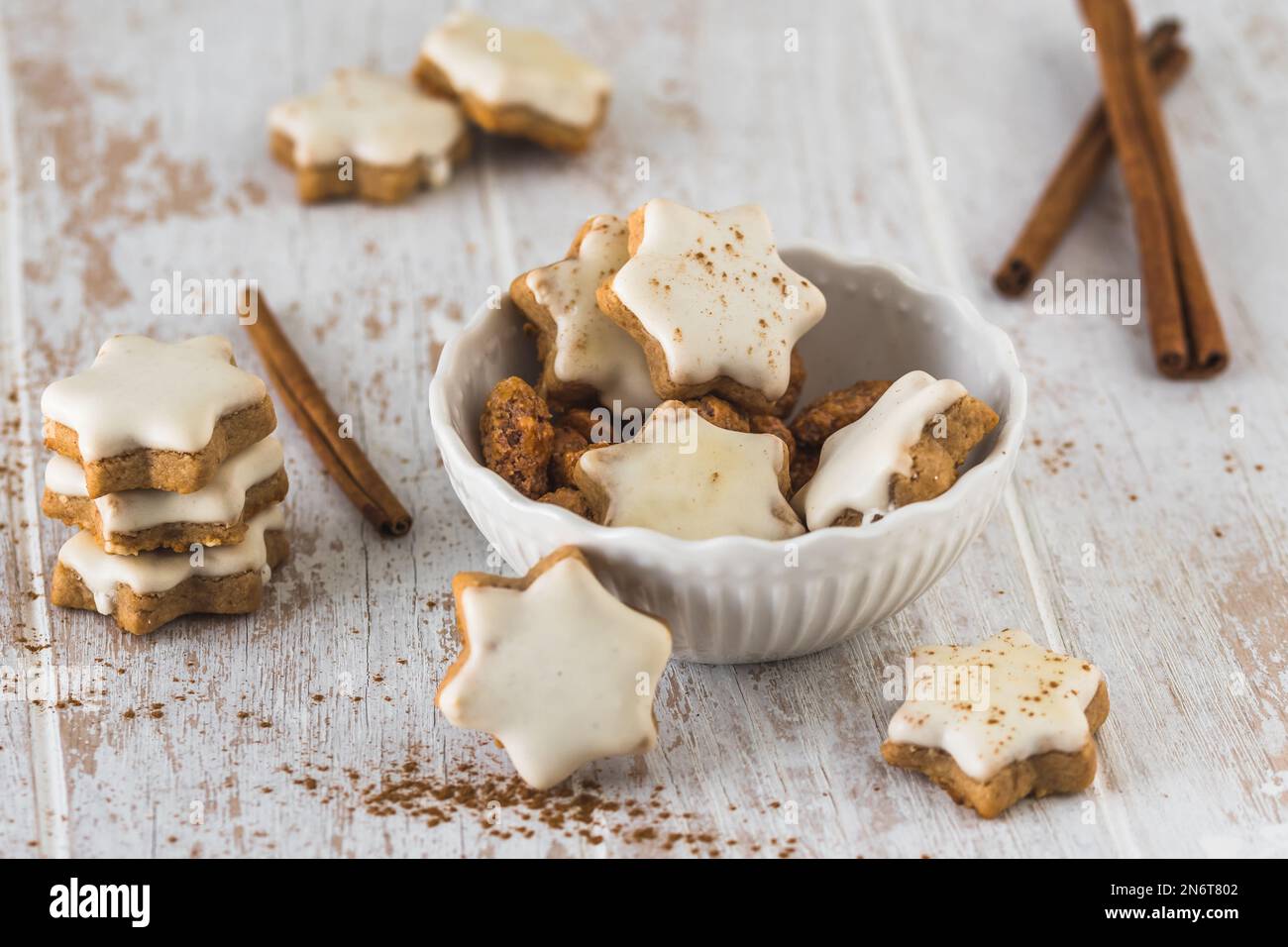 Biscuits de Noël aux étoiles de cannelle sur une table en bois blanc Banque D'Images