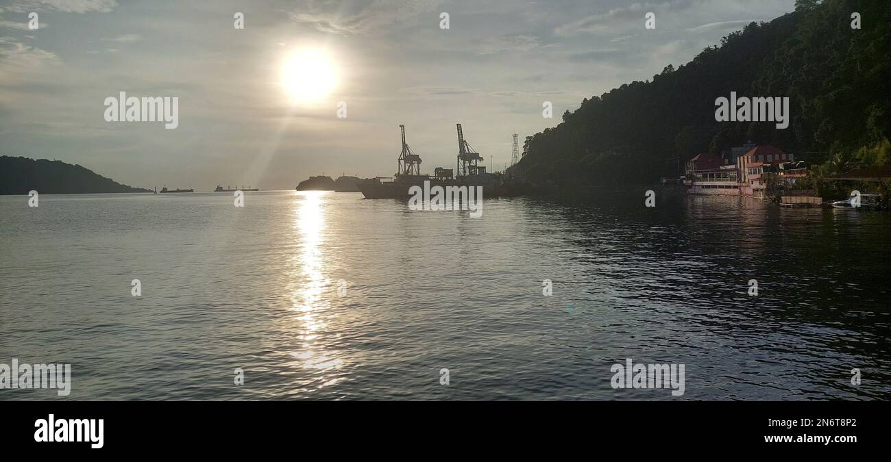 océan et navires, photo de la rive. Belle vue. Banque D'Images