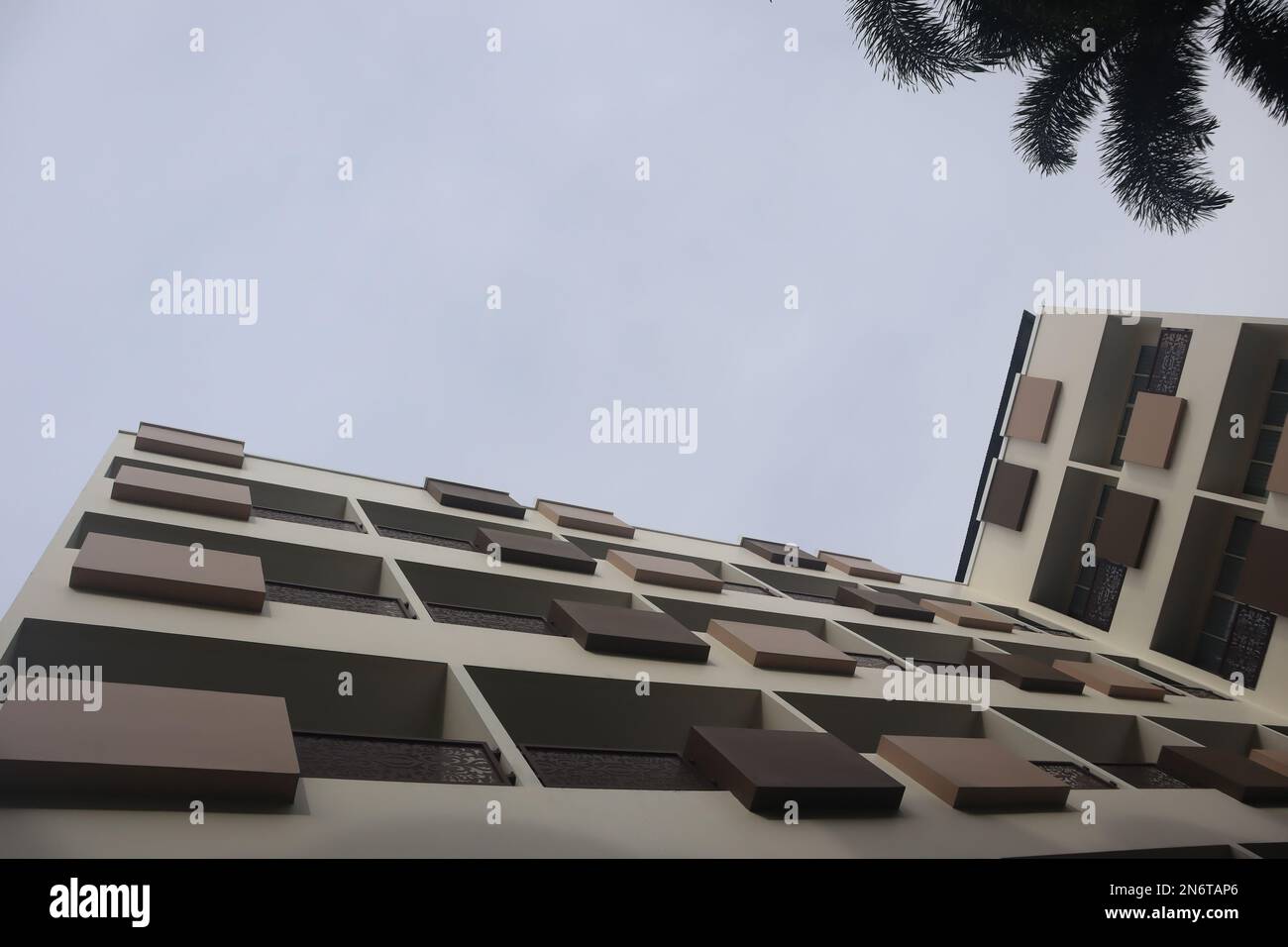 Vue en perspective et en angle inférieur du bâtiment de l'hôtel contre le ciel bleu vif Banque D'Images