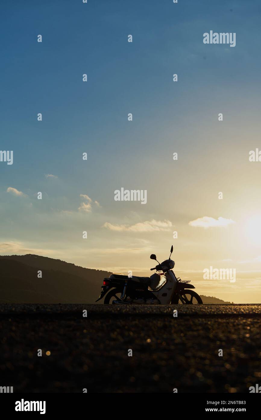 Une silhouette de moto sur une route de montagne Banque D'Images