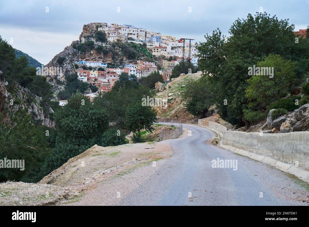 Route asphaltée vers une ville de montagne au Maroc Banque D'Images