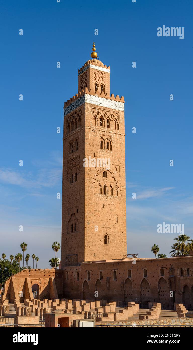 L'architecture complexe de Marrakech, au Maroc, est un chef-d'œuvre de design et d'artisanat. Des détails ornés des bâtiments emblématiques de la ville Banque D'Images