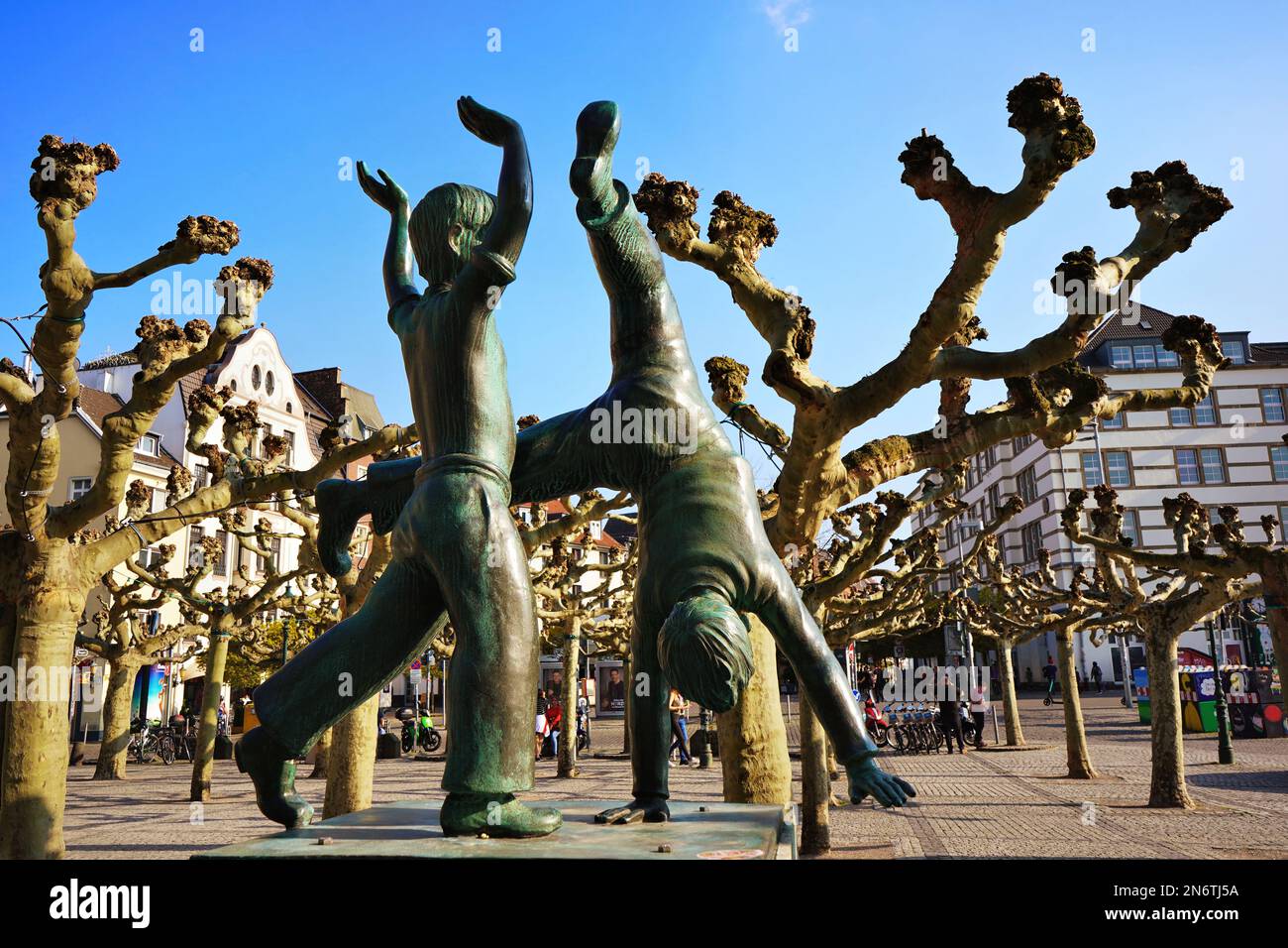 Sculpture de Cartwheeler dans la vieille ville de Düsseldorf/Allemagne. Cartwheeling est une tradition régionale historique à Düsseldorf. Banque D'Images