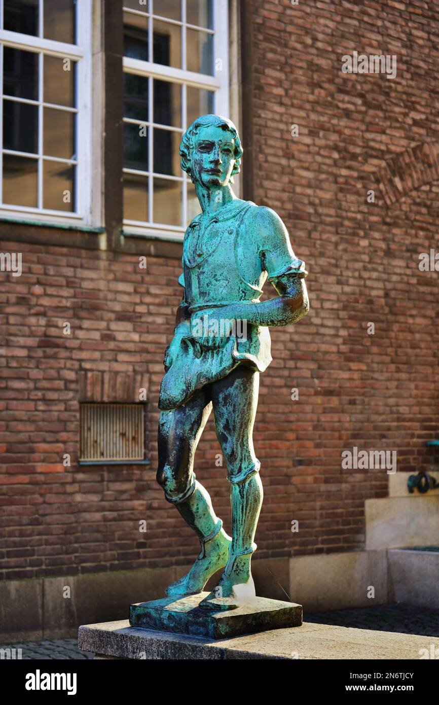 Sculpture en bronze « garçon aîné » du sculpteur W. Hoselmann (1890-1978), terminée en 1932. La sculpture originale de Gabriel Grupello a été perdue en 1830. Banque D'Images