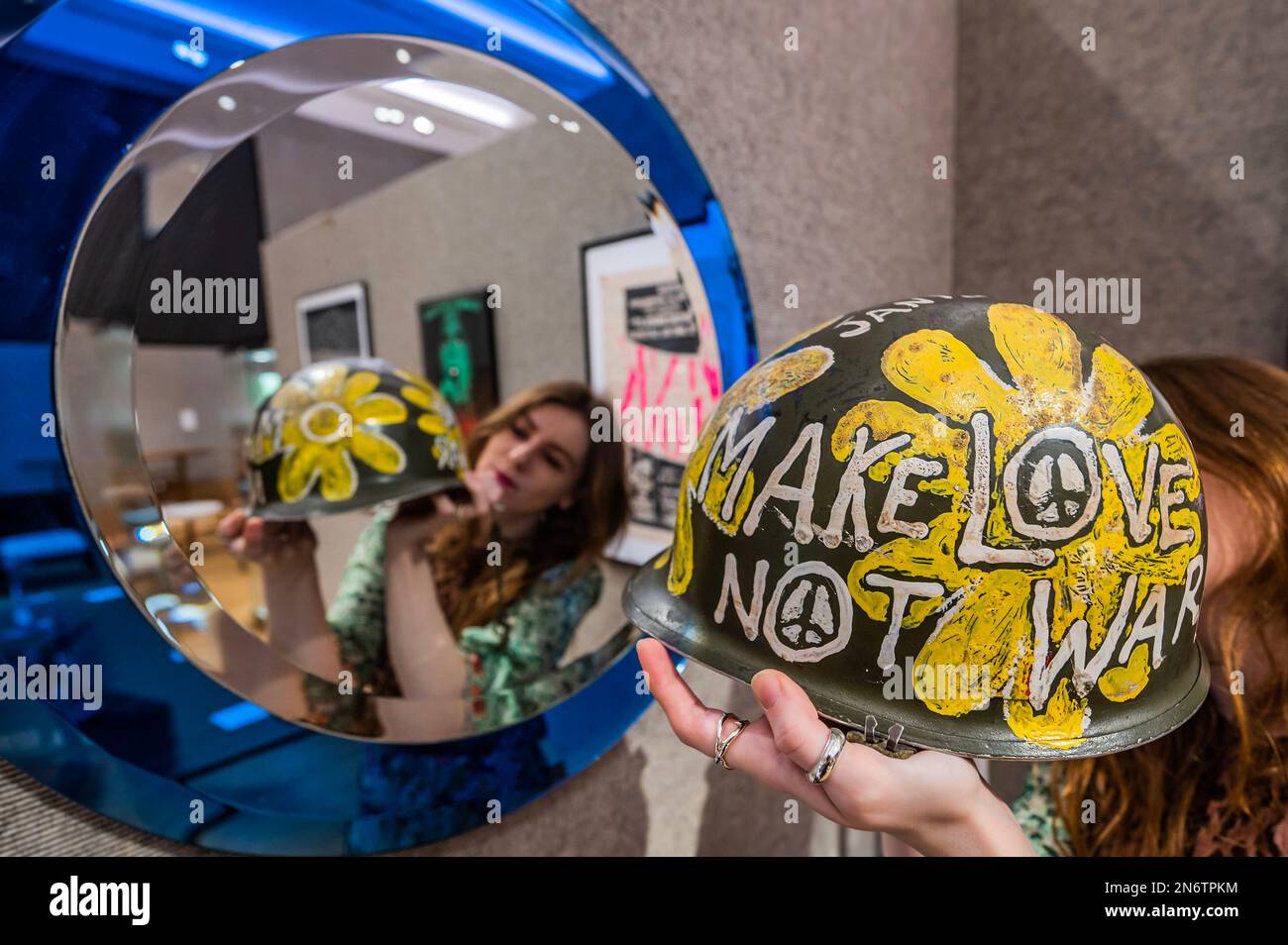 Londres, Royaume-Uni. 10th févr. 2023. ÉTATS-UNIS Vietnam Helmet, casque peint « Flower Power », vers 1967, est. £200 - £300 - Unity in Variety: The David Bonsall Collection of Decorative Arts and Design at Bonhams New Bond Street, Londres. Crédit : Guy Bell/Alay Live News Banque D'Images