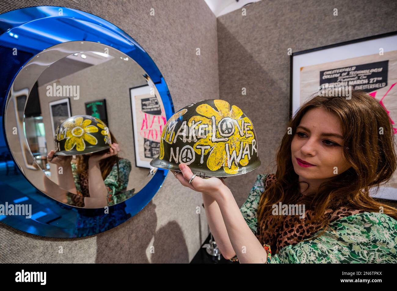 Londres, Royaume-Uni. 10th févr. 2023. ÉTATS-UNIS Vietnam Helmet, casque peint « Flower Power », vers 1967, est. £200 - £300 - Unity in Variety: The David Bonsall Collection of Decorative Arts and Design at Bonhams New Bond Street, Londres. Crédit : Guy Bell/Alay Live News Banque D'Images