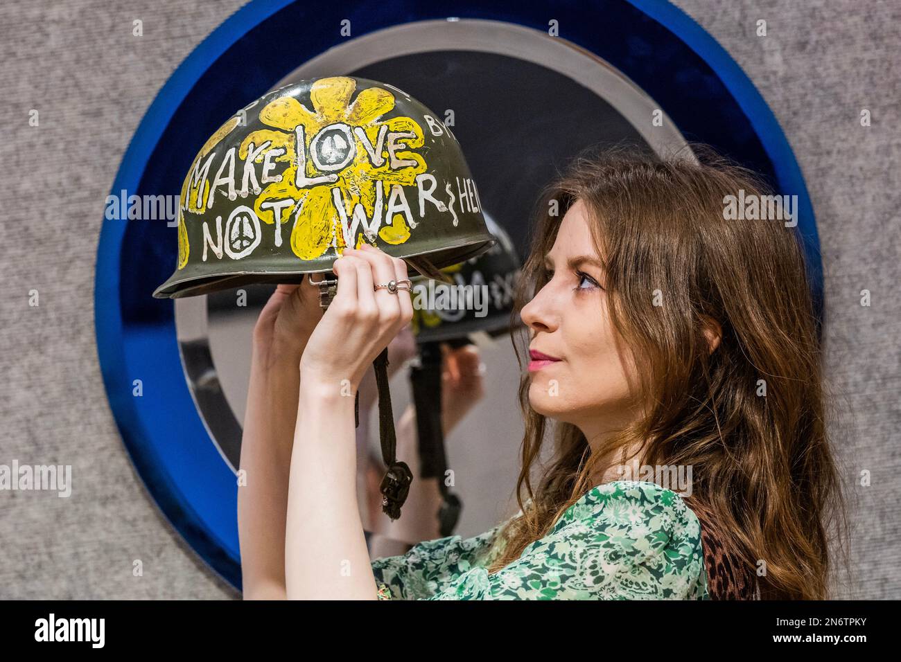 Londres, Royaume-Uni. 10th févr. 2023. ÉTATS-UNIS Vietnam Helmet, casque peint « Flower Power », vers 1967, est. £200 - £300 - Unity in Variety: The David Bonsall Collection of Decorative Arts and Design at Bonhams New Bond Street, Londres. Crédit : Guy Bell/Alay Live News Banque D'Images