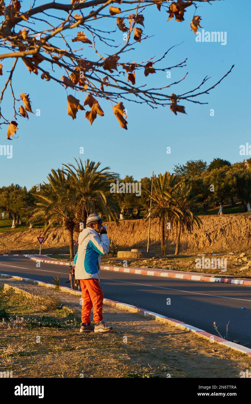 Un homme marocain attendant le bus Banque D'Images