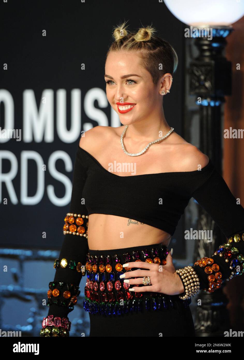 Miley Cyrus arrives at the MTV Video Music Awards on Sunday, Aug. 25, 2013, at the Barclays Center in the Brooklyn borough of New York. (Photo by Evan Agostini/Invision/AP) Banque D'Images