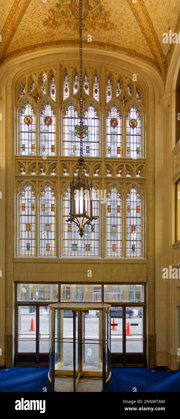 Centre-ville de Pittsburgh : les entrées voûtées en mosaïque du bâtiment Union Trust sont grandioses, éclairées par des vitraux et des lustres. Banque D'Images