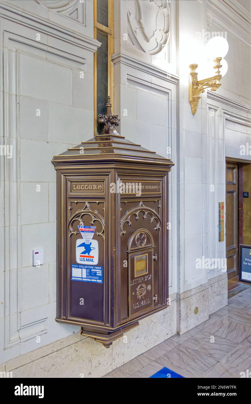 Ville De L Orne En 4 Lettres Centre-ville de Pittsburgh : une goulotte de courrier et une boîte aux  lettres en laiton à l'ancienne et toujours opérationnelle ornent le hall du  bâtiment historique Union Trust Photo Stock - Alamy