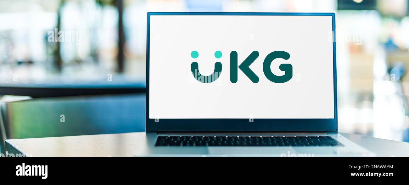 POZNAN, POL - DEC 28, 2022: Ordinateur portable affichant le logo de UKG, une société de technologie avec deux sièges sociaux à Lowell, Massachusetts, et Weston, Banque D'Images