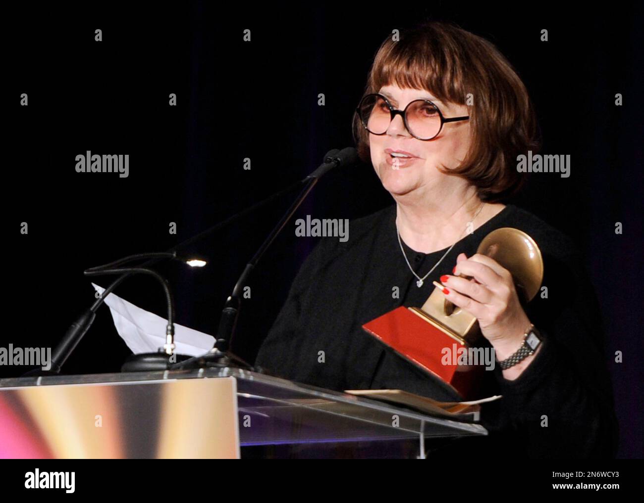 file-in-a-nov-9-2011-file-photo-linda-ronstadt-accepts-the-life