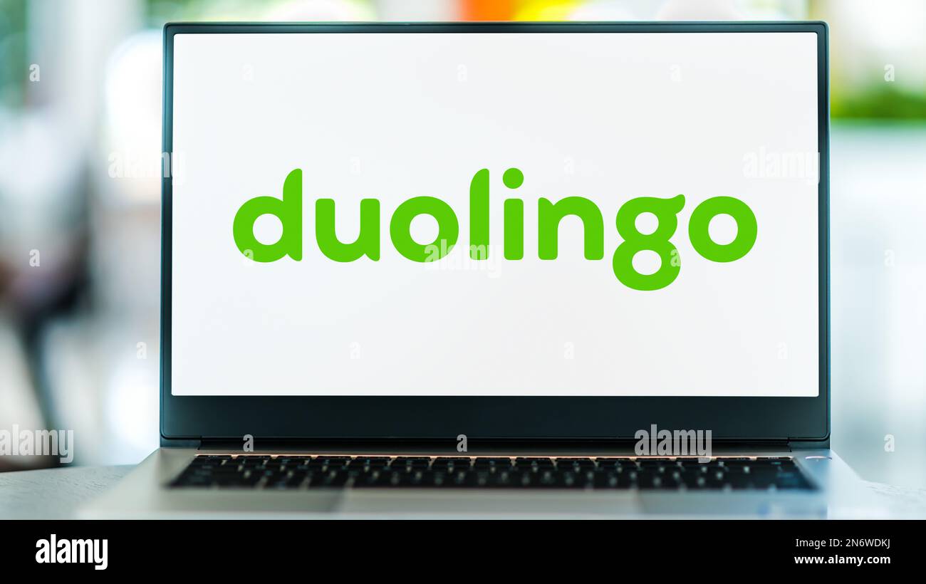 POZNAN, POL - 22 NOVEMBRE 2022: Ordinateur portable affichant le logo de Duolingo, une société de technologie éducative qui produit des applications pour l'apprentissage des langues a Banque D'Images