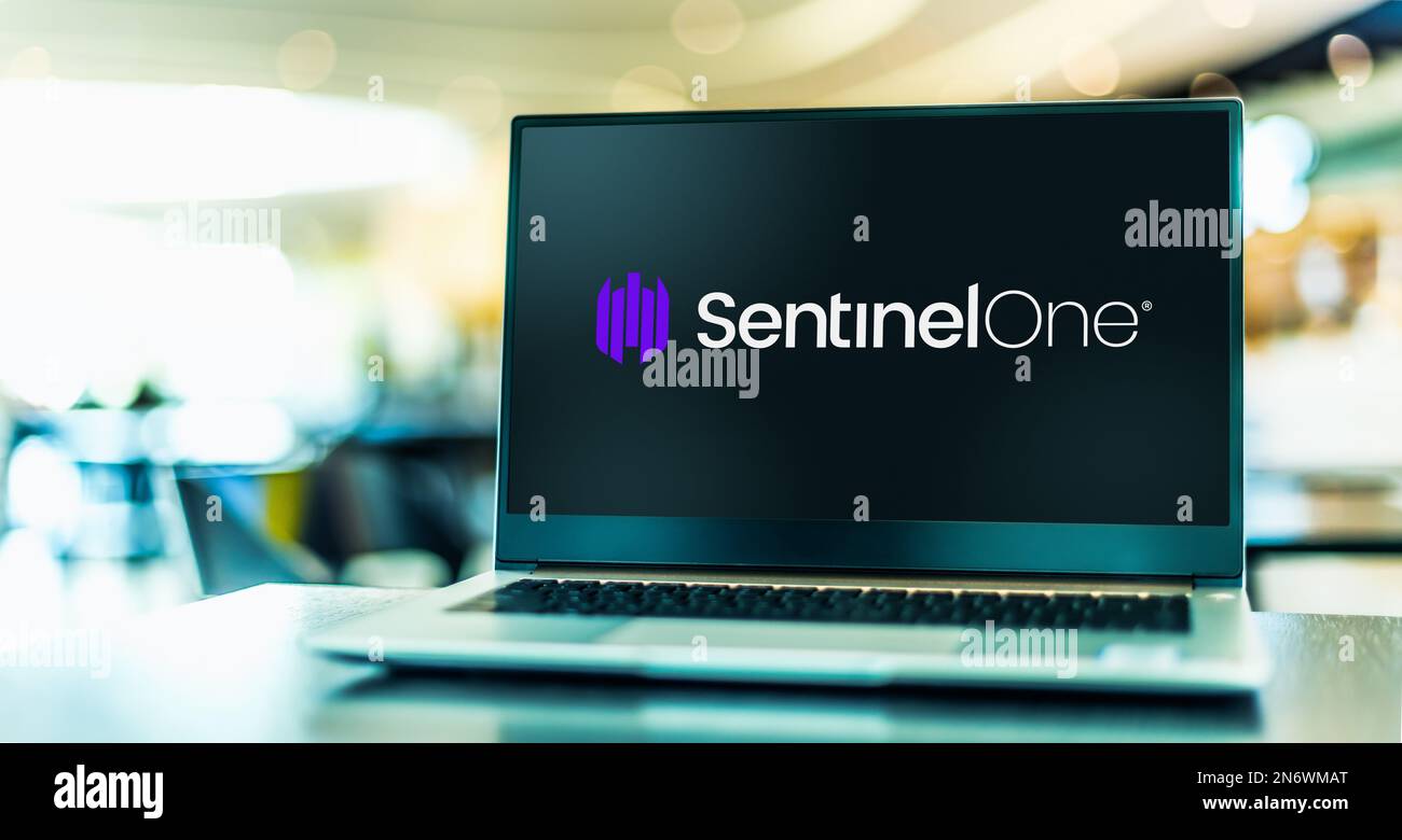POZNAN, POL - 4 MAI 2022 : ordinateur portable affichant le logo de SentinelOne, une société de cybersécurité basée à Mountain View, Californie, États-Unis Banque D'Images
