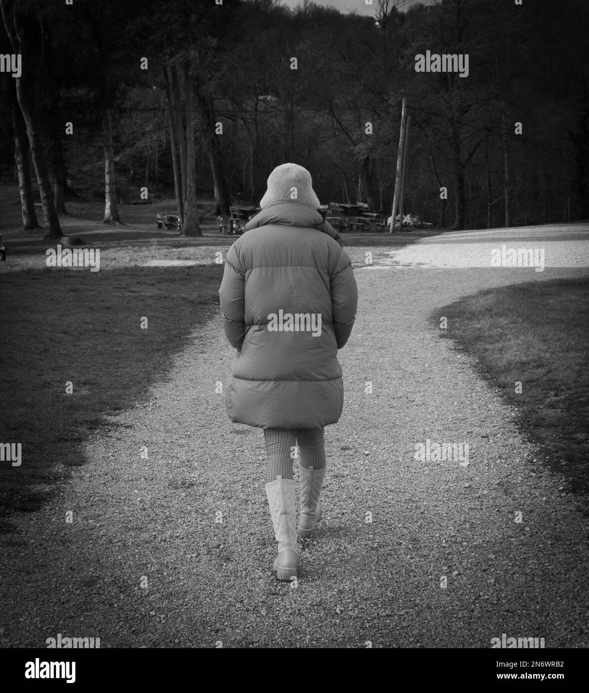 Femme marchant en monochrome sur le sentier de la nature Banque D'Images