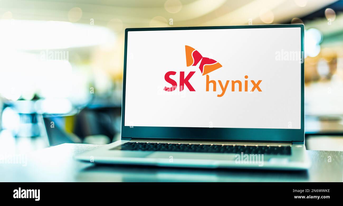 POZNAN, POL - 2 AOÛT 2022 : ordinateur portable affichant le logo de SK hynix, un fournisseur sud-coréen de puces et de mémoire flash dynamiques à accès aléatoire (DRAM) Banque D'Images
