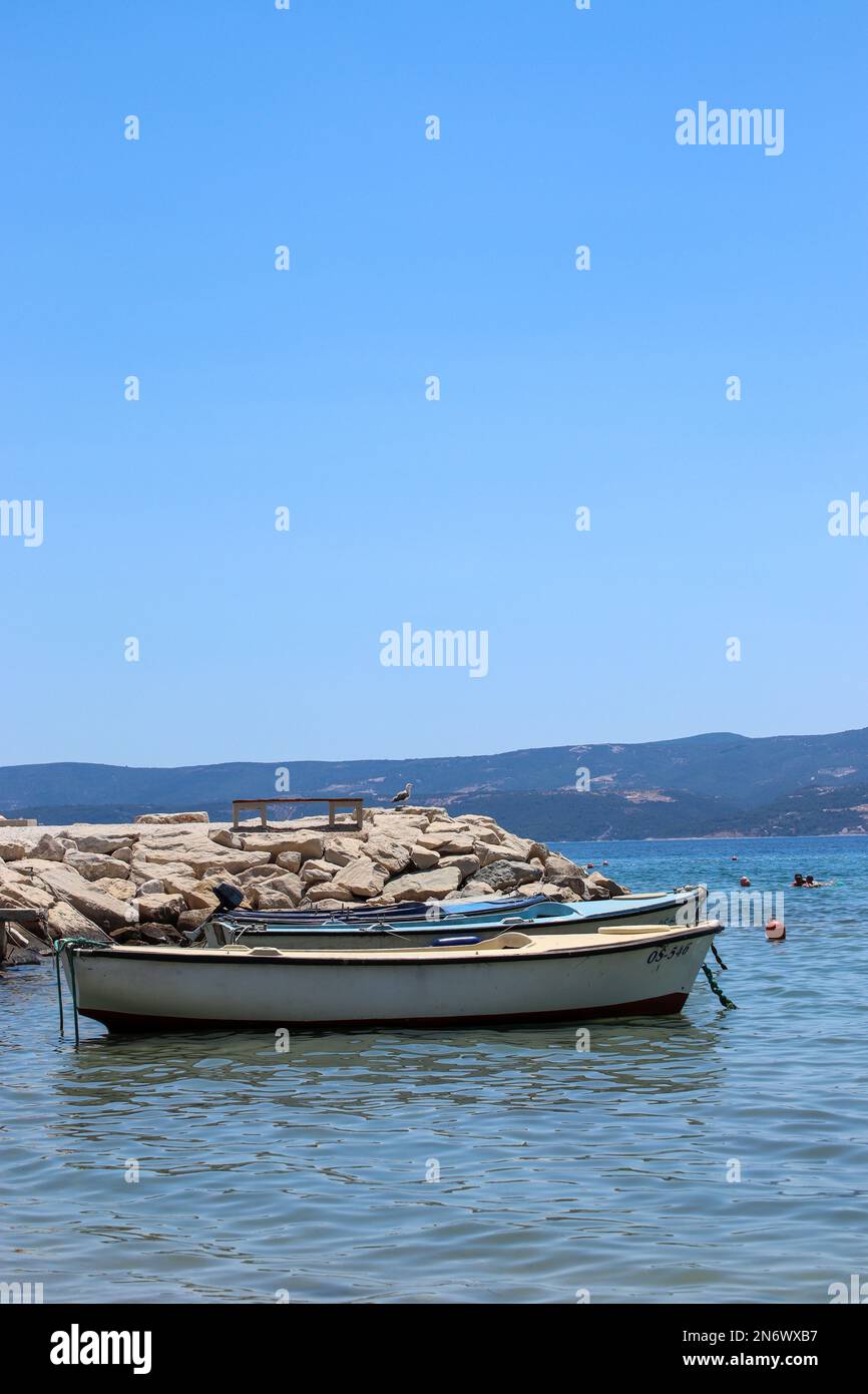 La vue verticale des bateaux et des pierres à la plage près de la ville d'omis Banque D'Images