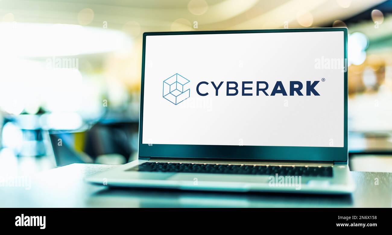 POZNAN, POL - DEC 28, 2022: Ordinateur portable affichant le logo de CyberArk, une société de sécurité de l'information offrant la gestion de l'identité. Banque D'Images