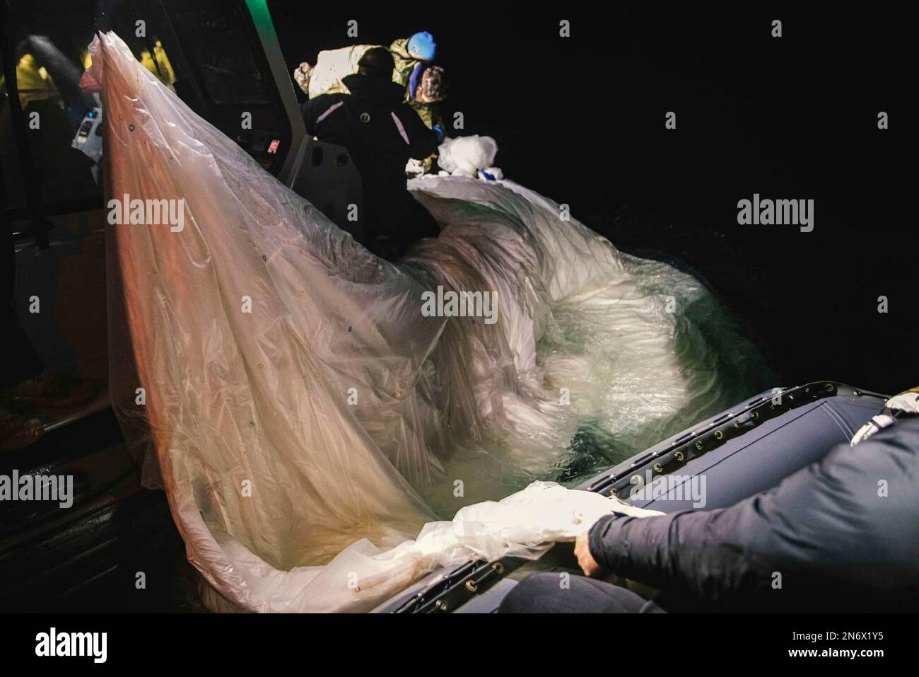 OCÉAN ATLANTIQUE - des marins affectés à l'explosif Ordnance Disposal Group 2 récupèrent un ballon de surveillance à haute altitude au large de la côte de Myrtle Beach, Caroline du Sud, le 5 février 2023. L'EODGRU 2 est un élément essentiel de la Force expéditionnaire de la Marine qui élimine les risques d'explosion pour fournir l'accès aux zones interdites; sécurise le domaine sous-marin pour la liberté de mouvement; construit et favorise des relations avec des partenaires de confiance, et protège la patrie. Sous la direction du président des États-Unis et avec le plein appui du gouvernement du Canada, les avions de chasse américains sous la direction des États-Unis Nord Banque D'Images