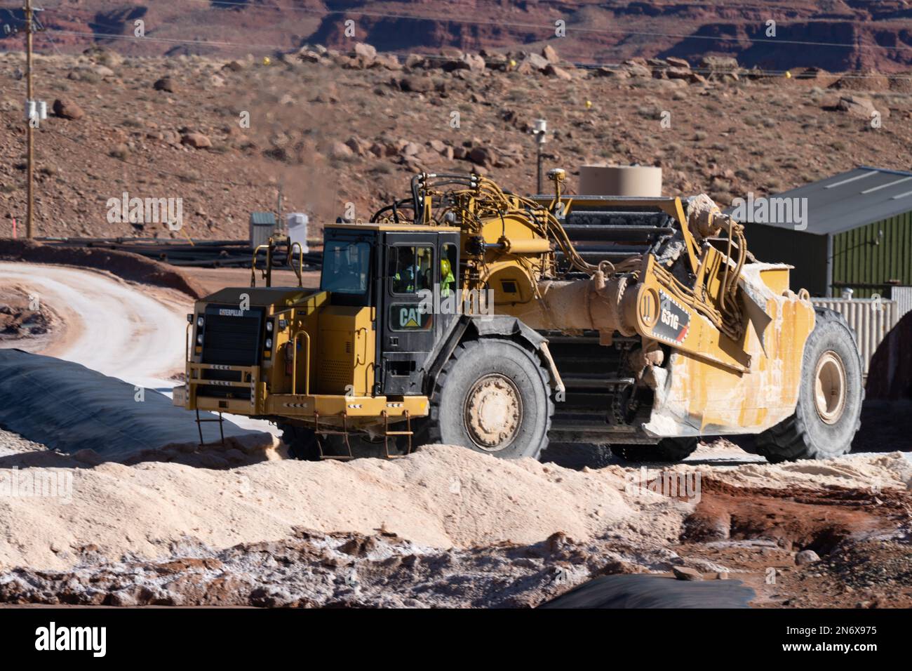 Un grattoir de grande capacité récoltant de la potasse d'un étang d'évaporation dans une mine de potasse près de Moab, Utah. Banque D'Images