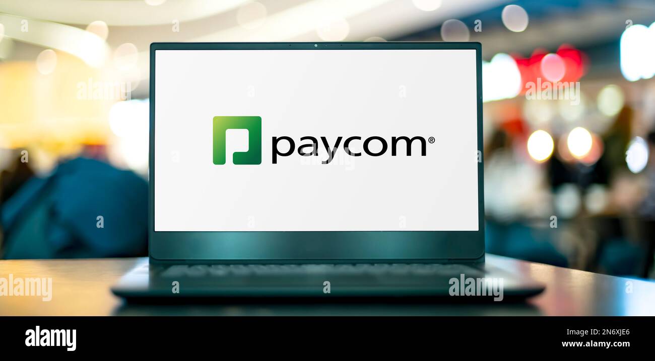 POZNAN, POL - 4 MAI 2022 : ordinateur portable affichant le logo de Paycom Software, Inc., un fournisseur américain de technologies de paie et de ressources humaines en ligne Banque D'Images