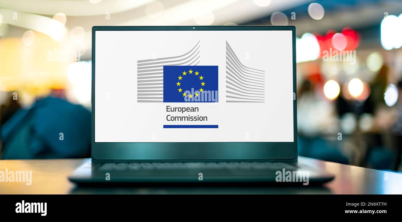 POZNAN, POL - JUL 20, 2022: Ordinateur portable affichant le logo de la Commission européenne, l'exécutif de l'Union européenne, Banque D'Images