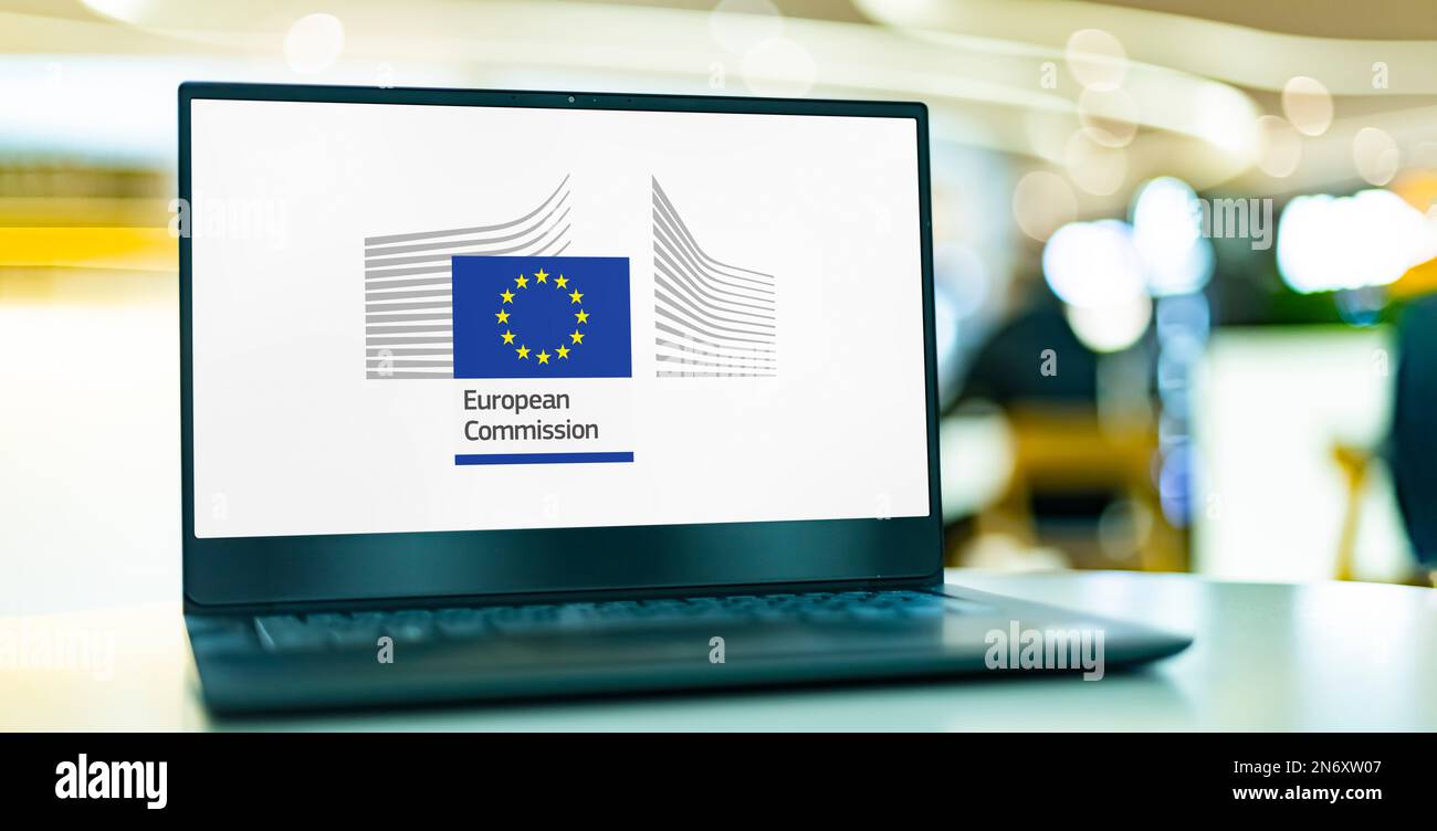 POZNAN, POL - JUL 20, 2022: Ordinateur portable affichant le logo de la Commission européenne, l'exécutif de l'Union européenne, Banque D'Images