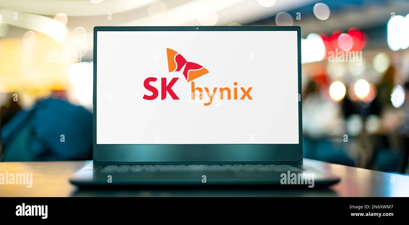 POZNAN, POL - 2 AOÛT 2022 : ordinateur portable affichant le logo de SK hynix, un fournisseur sud-coréen de puces et de mémoire flash dynamiques à accès aléatoire (DRAM) Banque D'Images