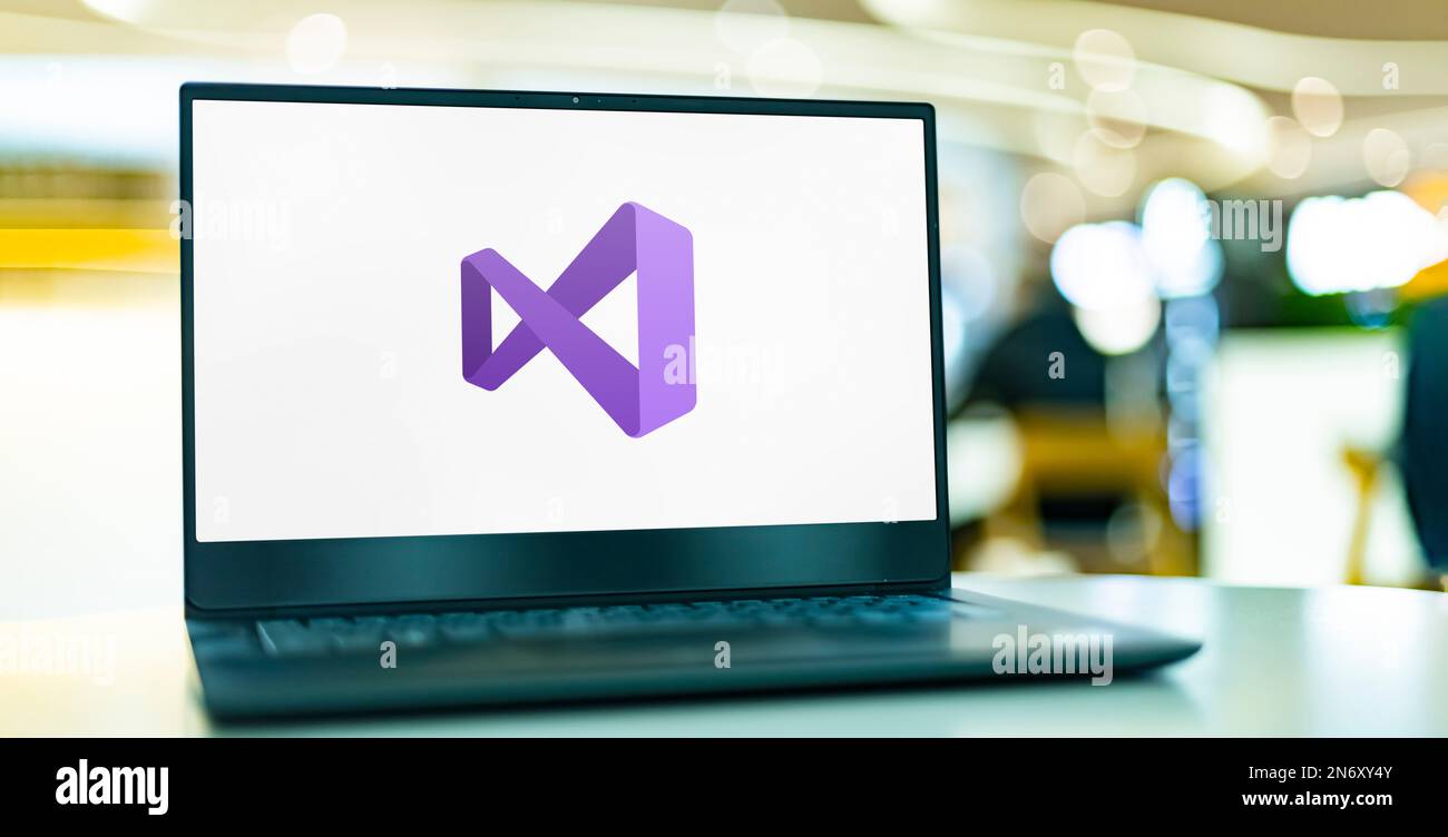 POZNAN, POL - SEP 8, 2022 : ordinateur portable affichant le logo de Microsoft Visual Studio, un environnement de développement intégré (IDE) de Microsoft Banque D'Images