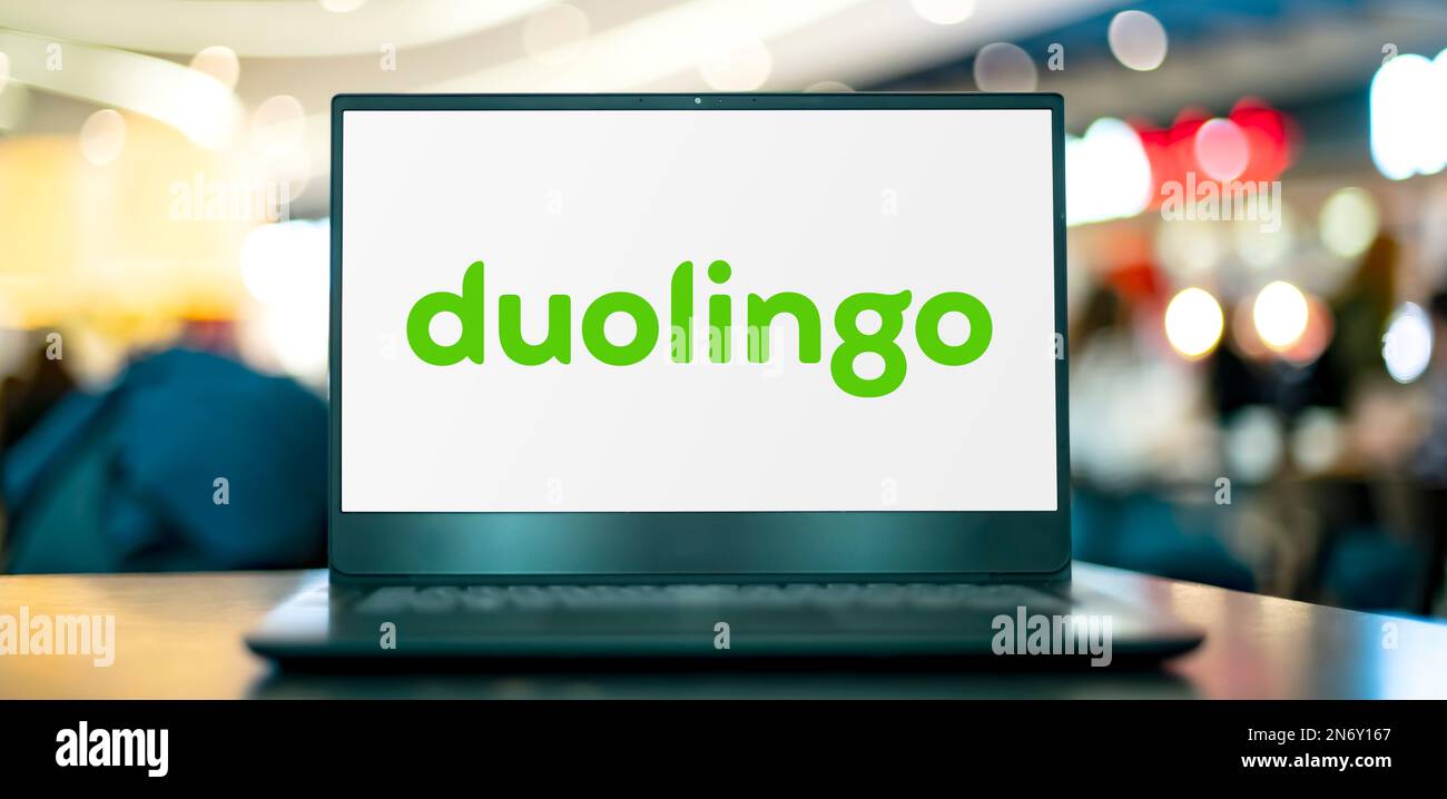 POZNAN, POL - 22 NOVEMBRE 2022: Ordinateur portable affichant le logo de Duolingo, une société de technologie éducative qui produit des applications pour l'apprentissage des langues a Banque D'Images