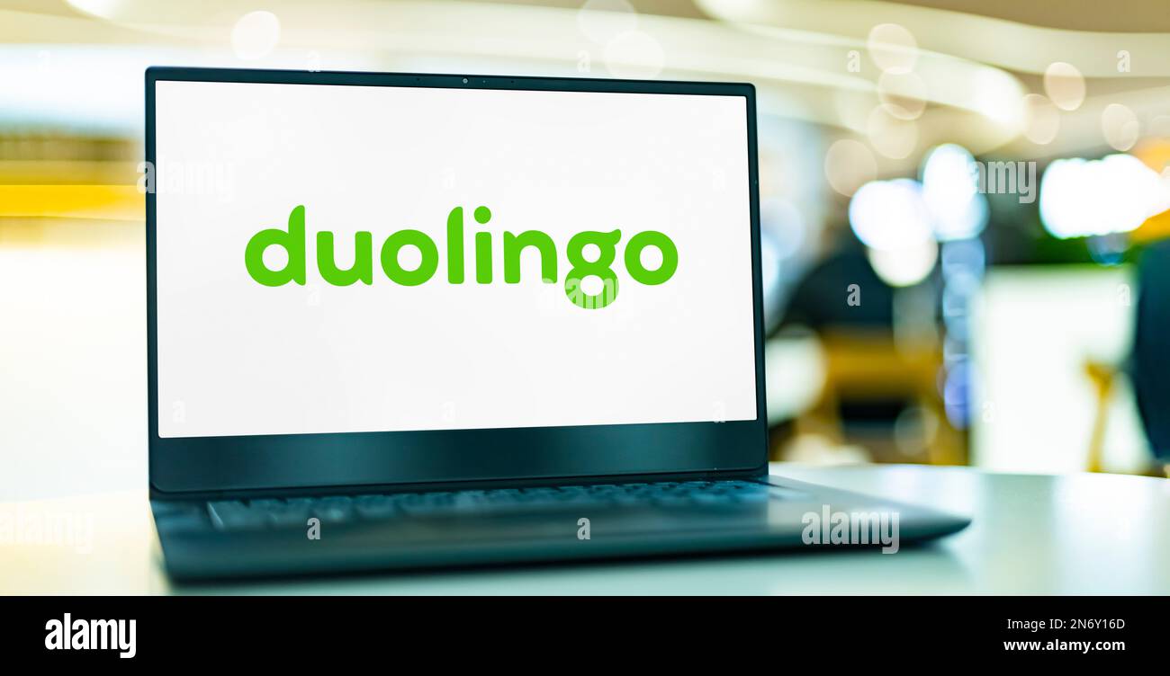 POZNAN, POL - 22 NOVEMBRE 2022: Ordinateur portable affichant le logo de Duolingo, une société de technologie éducative qui produit des applications pour l'apprentissage des langues a Banque D'Images