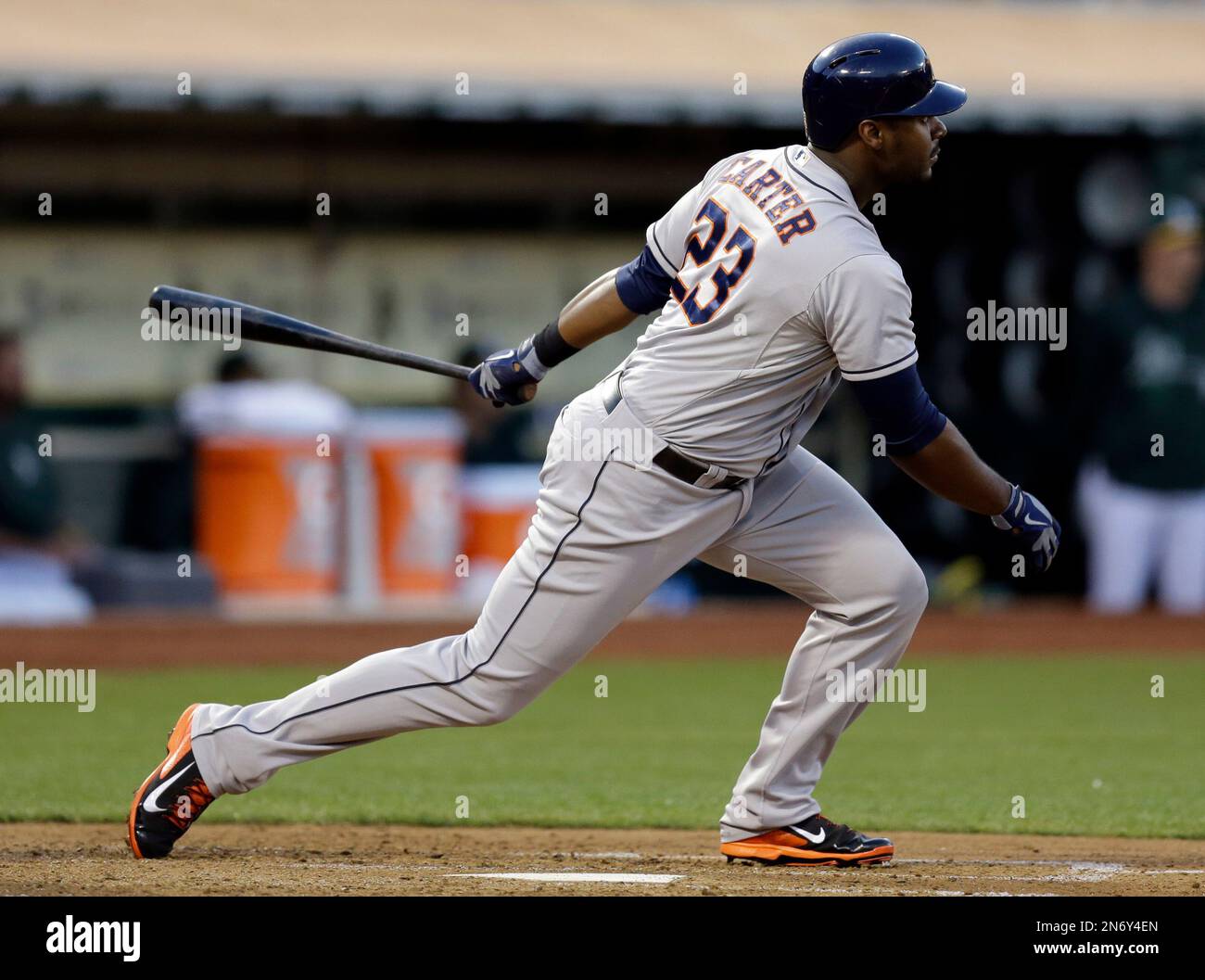 Houston Astros' Chris Carter follows through on anenn RBI double off Oakland Athletics' Bartolo Colon in the third inning of a baseball game Tuesday, Aug. 13, 2013, in Oakland, Calif. (AP Photo/Ben Margot) Banque D'Images