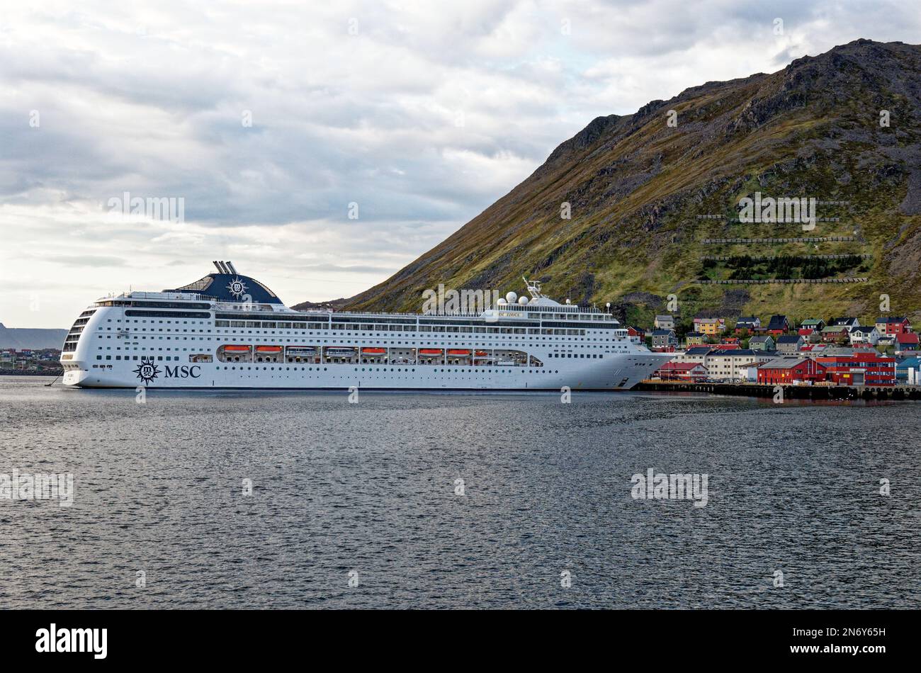 Navire de croisière MSC Lirica dans le port de Honningsvag - Norvège, Scandinavie. Destination voyage Norvège. 17th de juin 2012 Banque D'Images