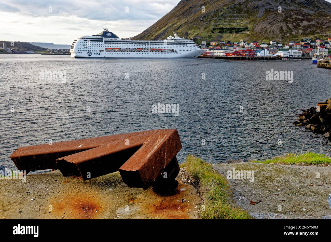 Navire de croisière MSC Lirica dans le port de Honningsvag - Norvège, Scandinavie. Destination voyage Norvège. 17th de juin 2012 Banque D'Images