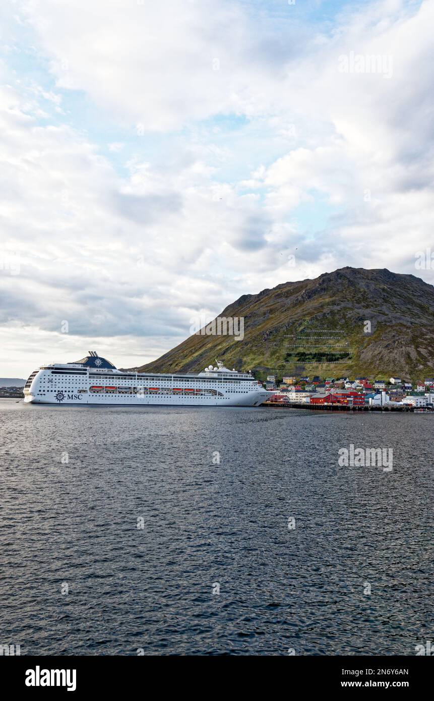 Navire de croisière MSC Lirica dans le port de Honningsvag - Norvège, Scandinavie. Destination voyage Norvège. 17th de juin 2012 Banque D'Images