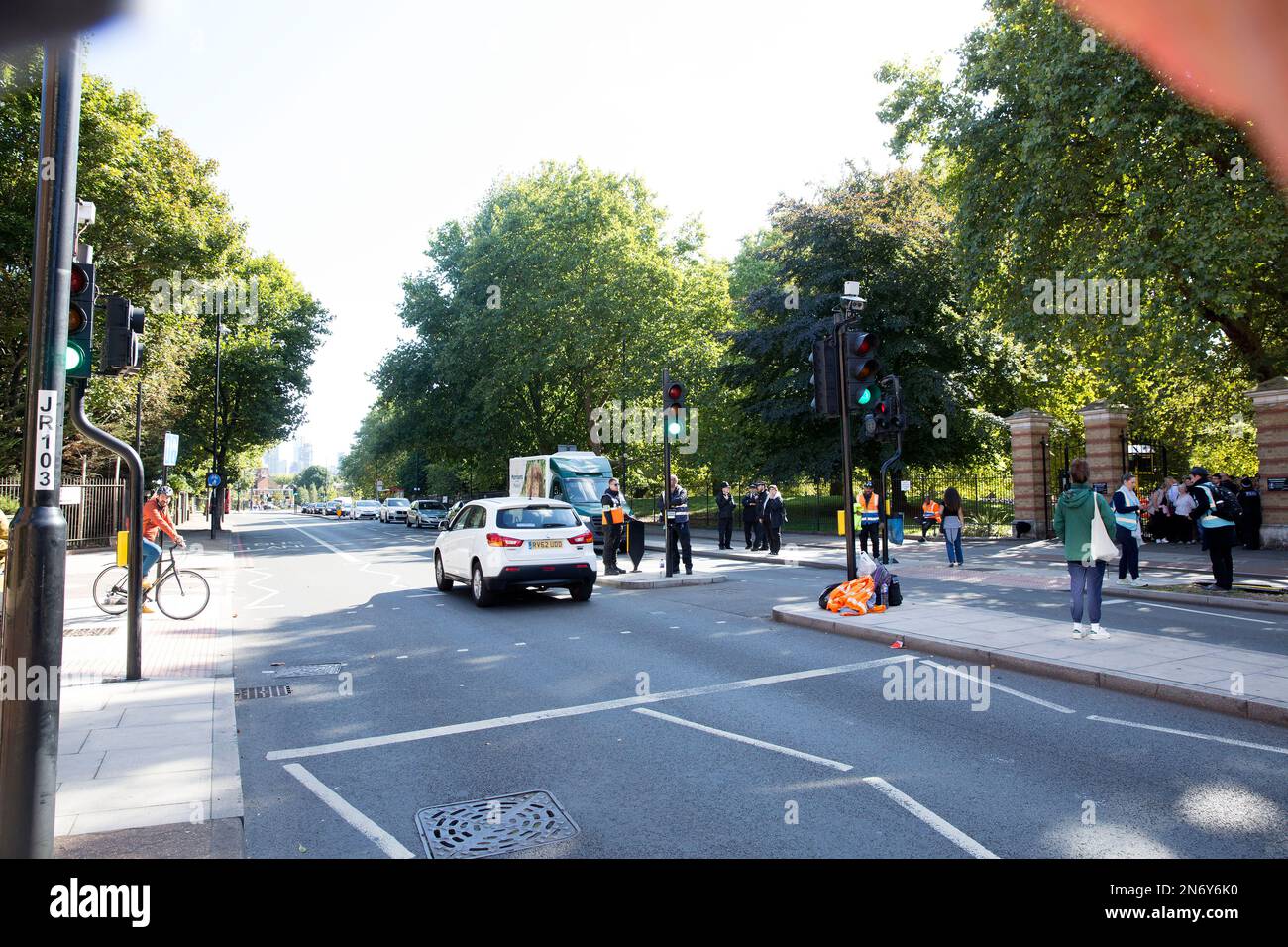 Les gens font la queue et attendent que le menteur-dans-l'État paie leurs respects à feu la reine Elizabeth II dans le centre de Londres. Banque D'Images