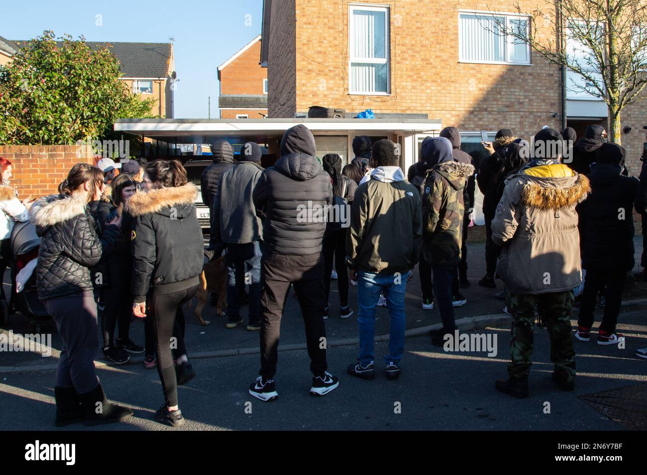 8th fév 2023 les gens de Surrey au Royaume-Uni se rassemblent en dehors du pays d'un groupe derrière une attaque raciste les membres du public ont été rejoints par des militants du mouvement radical des droits noirs Forever Family, alors qu'ils ont protesté contre une agression contre une fille noire par une bande de filles blanches comme un certain nombre de blancs les adultes se sont tenus autour et ont regardé. La police a arrêté cinq personnes après qu'une vidéo de l'attaque à l'extérieur du collège Thomas Knyvett Ashford, Surrey, a circulé sur les médias sociaux. Banque D'Images