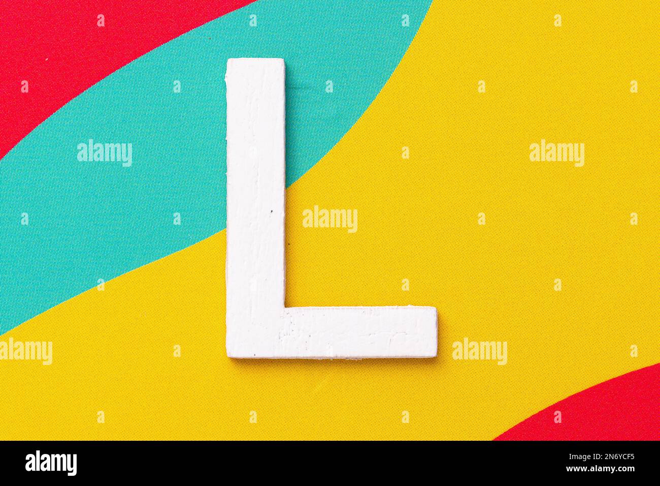 Lettre L de l'alphabet sur fond de couleur, vue du dessus Banque D'Images