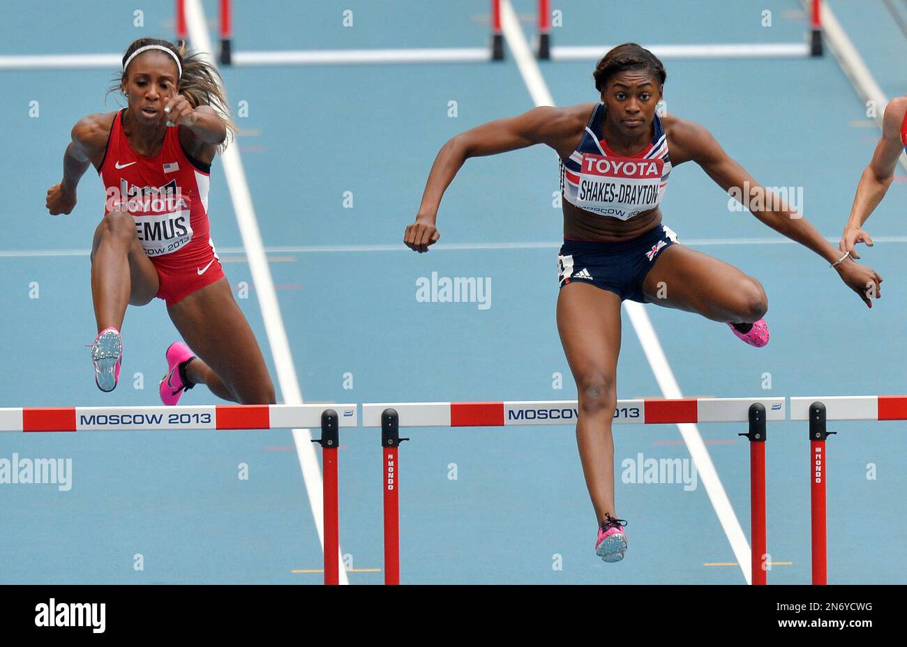 Britain's Perri Shakes-Drayton, right, and United States' Lashinda Demus compete in a women's 400-meter hurdles heat at the World Athletics Championships in the Luzhniki stadium in Moscow, Russia, Monday, Aug. 12, 2013. (AP Photo/Martin Meissner) Banque D'Images