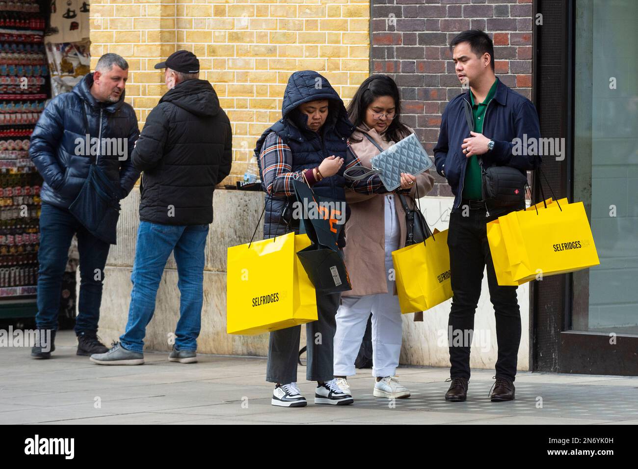 Londres, Royaume-Uni. 10 février 2023. Les gens qui font du shopping dans Oxford Street. L'Office for National Statistics (ONS) a rapporté une baisse de 0,5% de la production économique en décembre, en partie due à une action de grève, le Royaume-Uni évitant de peu tomber dans la récession en 2022 après que l'économie ait connu une croissance nulle entre octobre et décembre. Jeremy Hunt, chancelier de l'Échiquier, a déclaré que les chiffres montraient une « résilience sous-jacente », mais a déclaré : « nous ne sommes pas à court de bois ». Cependant, la Banque d'Angleterre s'attend toujours à ce que le Royaume-Uni entre en récession en 2023. Credit: Stephen Chung / Alamy Live News Banque D'Images