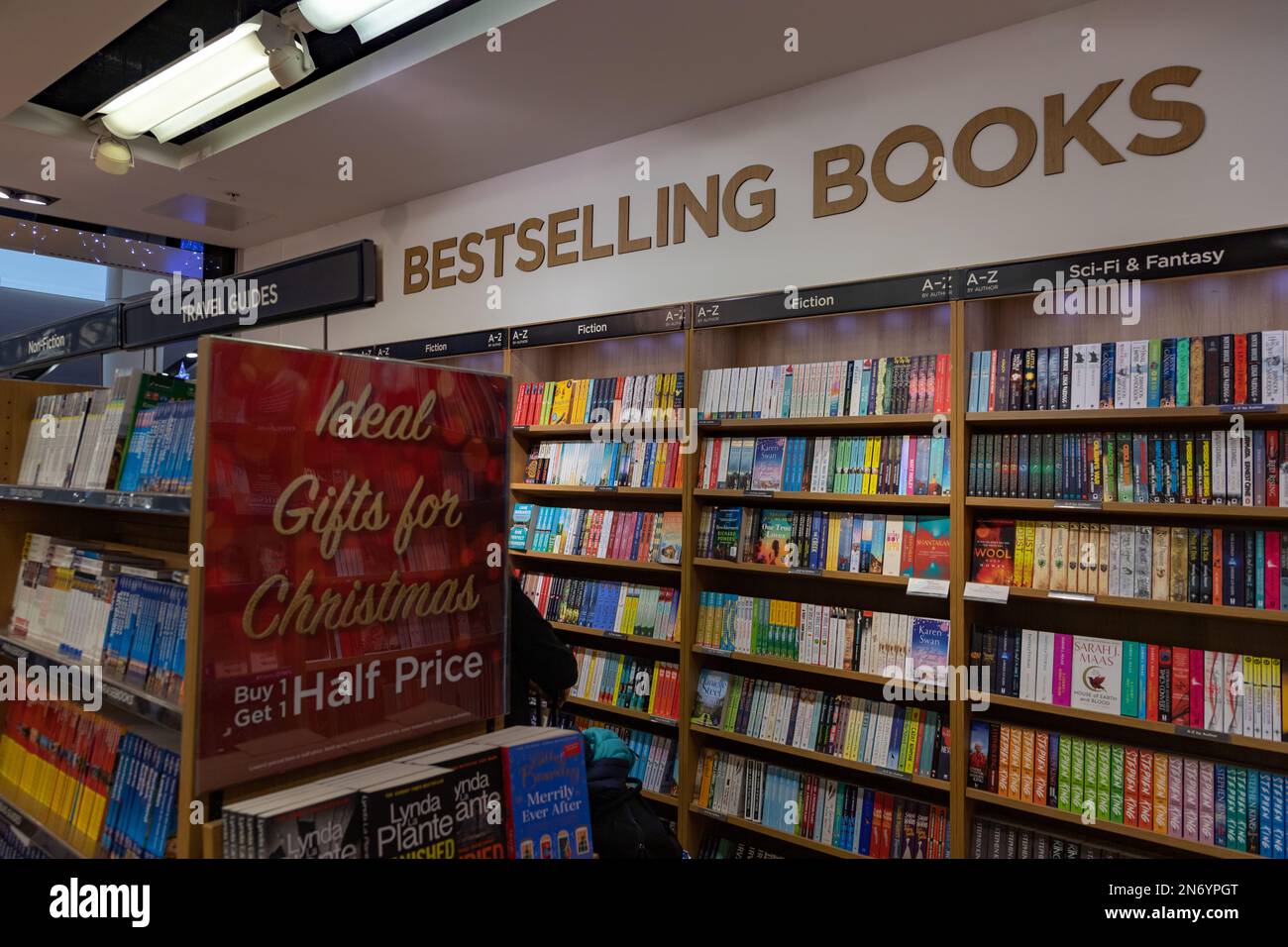 Une photo de la section des meilleures ventes d'une librairie. Banque D'Images