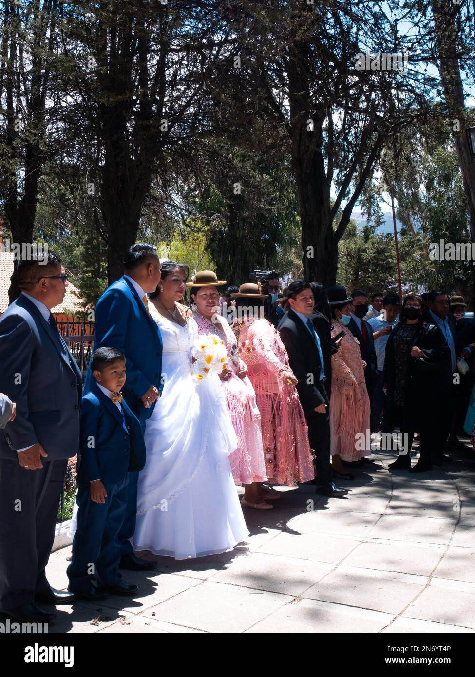 La Paz, Bolivie - 1 octobre 2022 : couple nouvellement mariés attendent l'étreinte et les félicitations de leurs invités sur la place dans le quartier de Sopocachi Banque D'Images