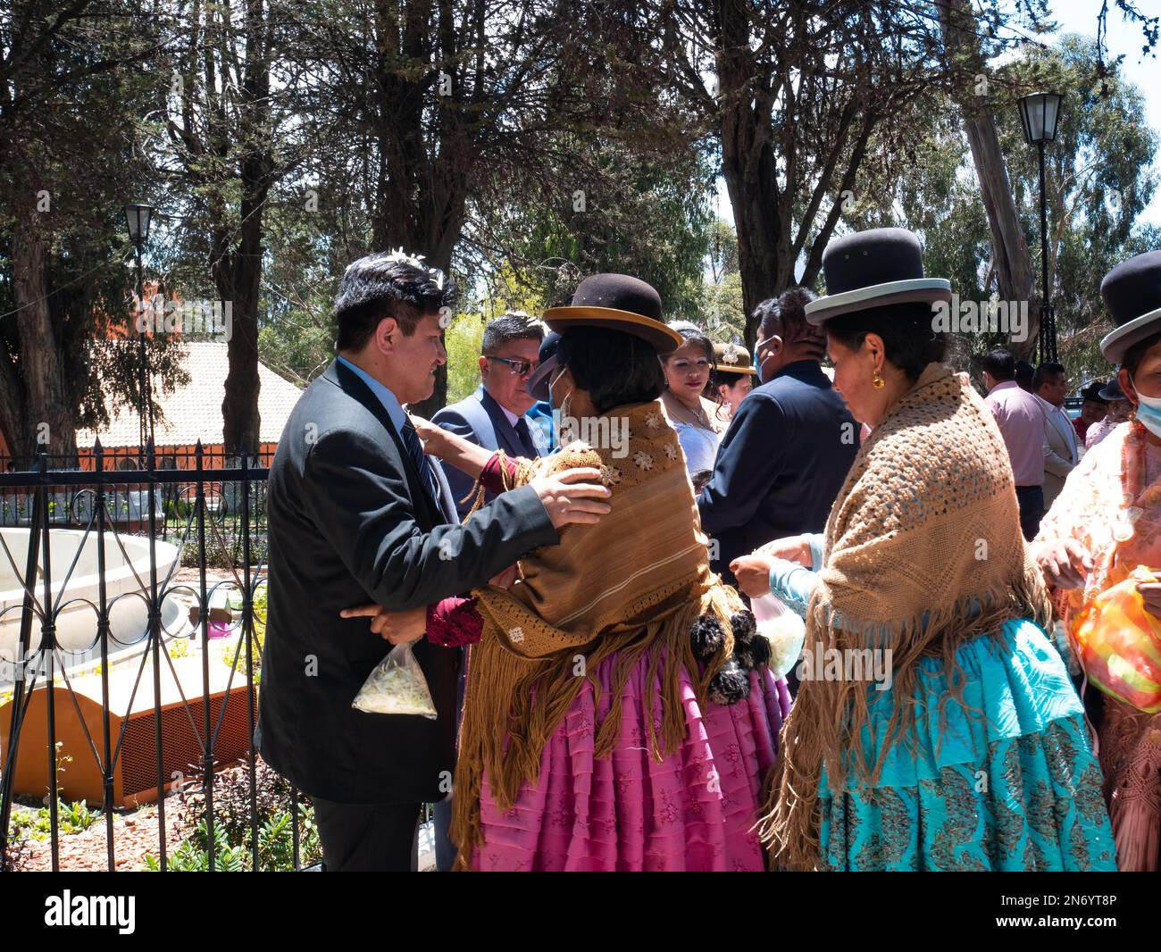 La Paz, Bolivie - 1 octobre 2022 : couple nouvellement mariés attendent l'étreinte et les félicitations de leurs invités sur la place dans le quartier de Sopocachi Banque D'Images