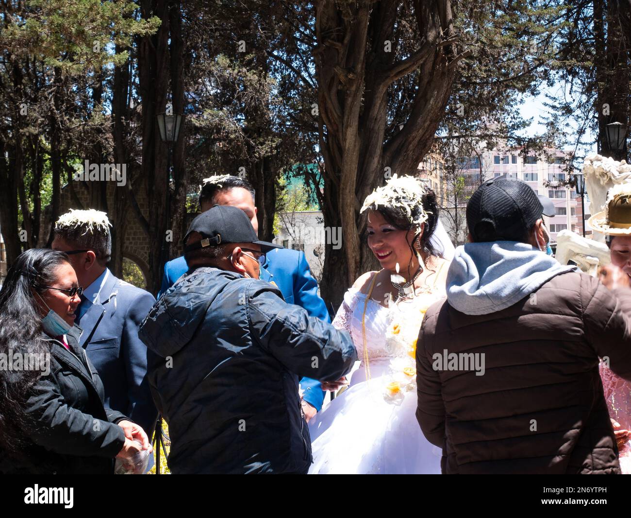 La Paz, Bolivie - 1 octobre 2022 : couple nouvellement mariés attendent l'étreinte et les félicitations de leurs invités sur la place dans le quartier de Sopocachi Banque D'Images