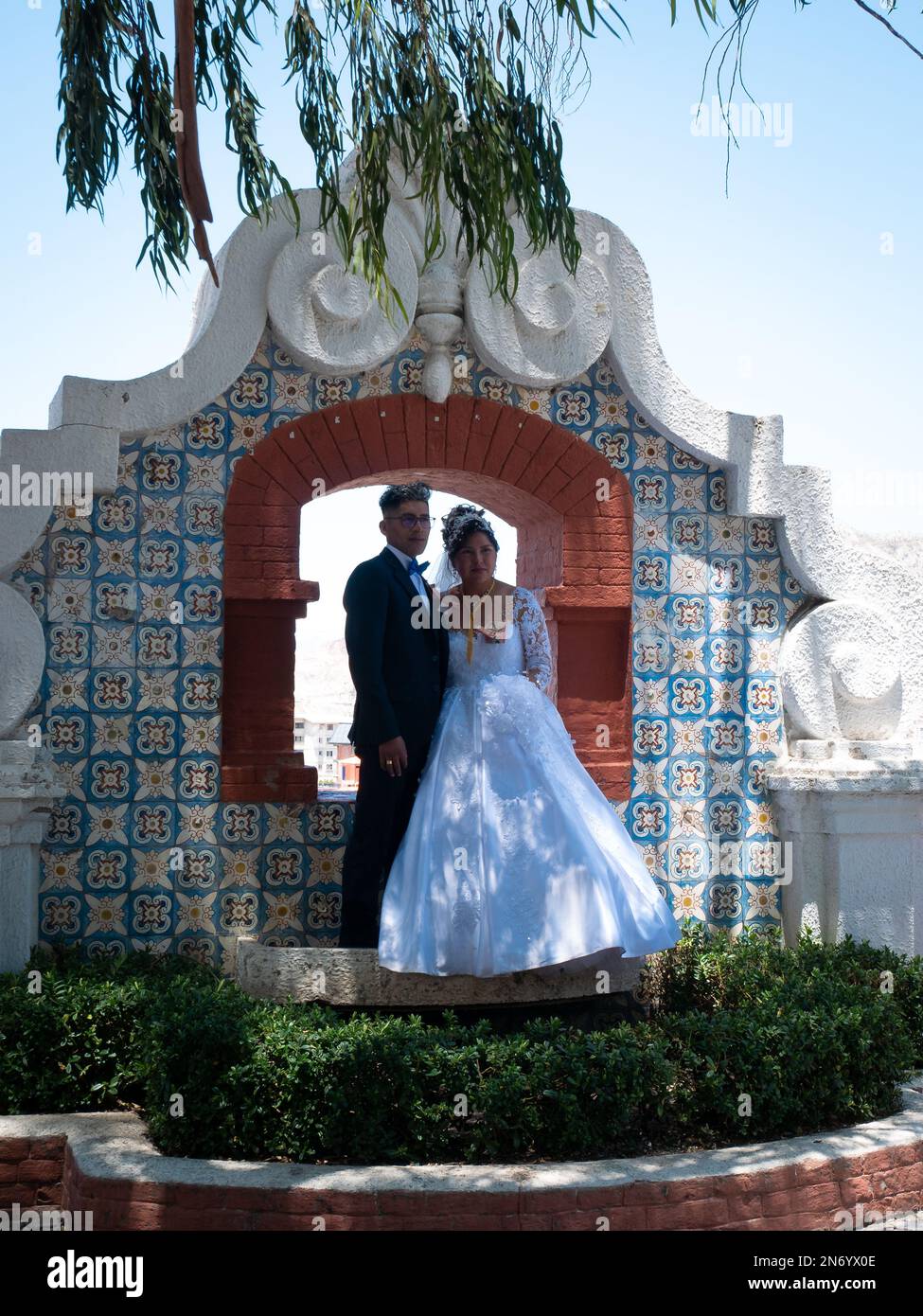 La Paz, Bolivie - 1 octobre 2022 : couple nouvellement mariés en séance de photo en plein air sur la place 'El Montilo' (la colline) dans le quartier de Sopocachi Banque D'Images