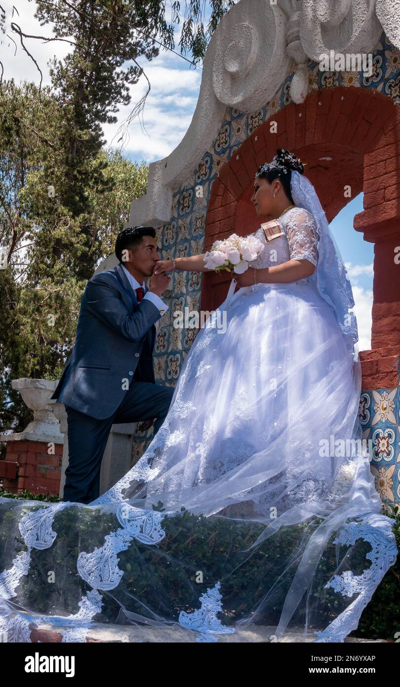 La Paz, Bolivie - 1 octobre 2022 : couple nouvellement mariés en séance de photo en plein air sur la place 'El Montilo' (la colline) dans le quartier de Sopocachi Banque D'Images