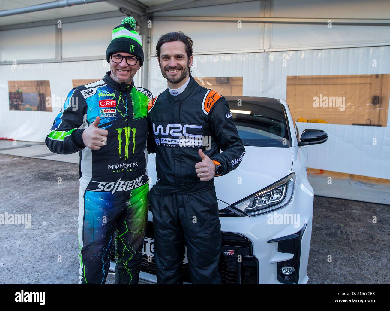 Le prince Carl Philip de Suède (à droite) pose avant de conduire une Toyota Yaris sur Red Barn Arena avec son co-pilote et ancien pilote de rallye Petter Solberg (à gauche), dur Banque D'Images